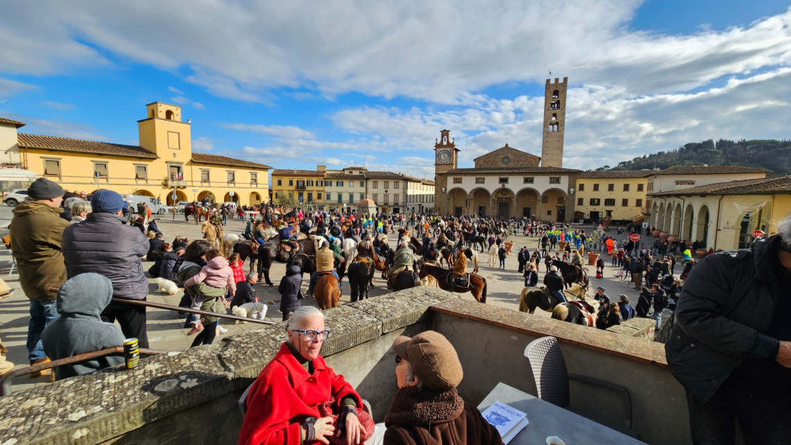 Una piazza gremita per la tradizionale benedizione degli animali