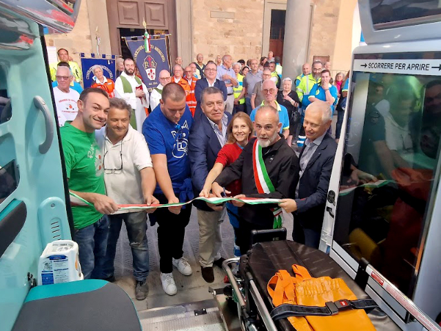 Donata alla Misericordia una nuova ambulanza firmata dai 4 Rioni