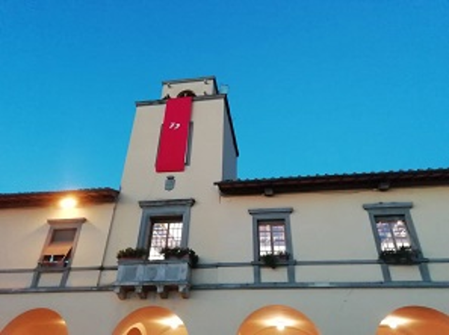 25 NOVEMBRE: un drappo rosso sul palazzo comunale e una panchina rossa alla Barazzina